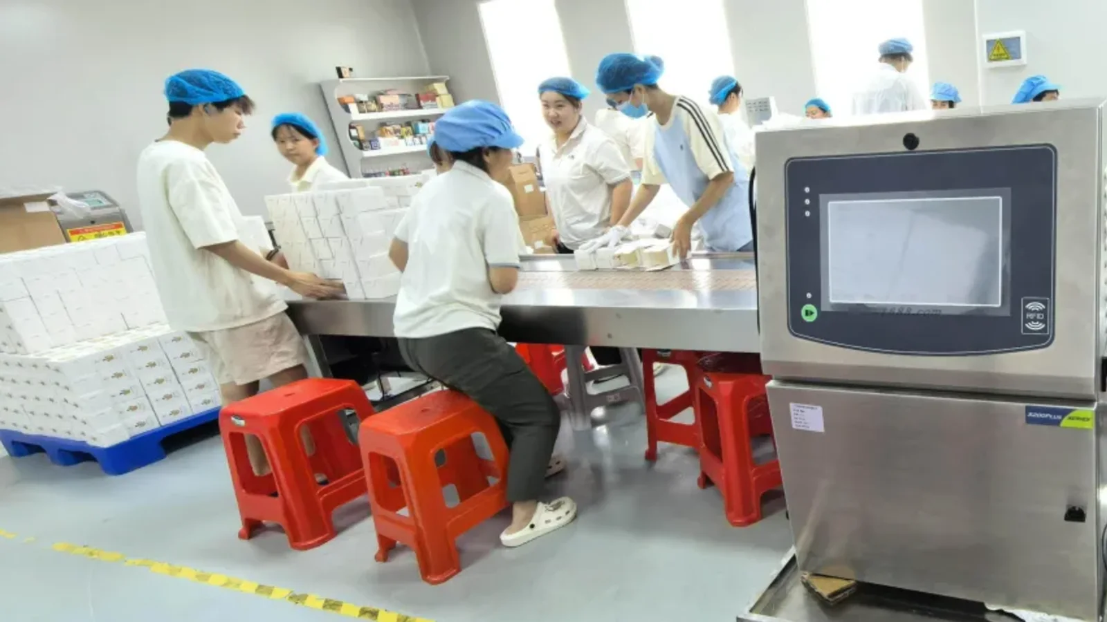 Close inspection of perfume packaging and finished-product quality, relevant to perfume packaging quality control